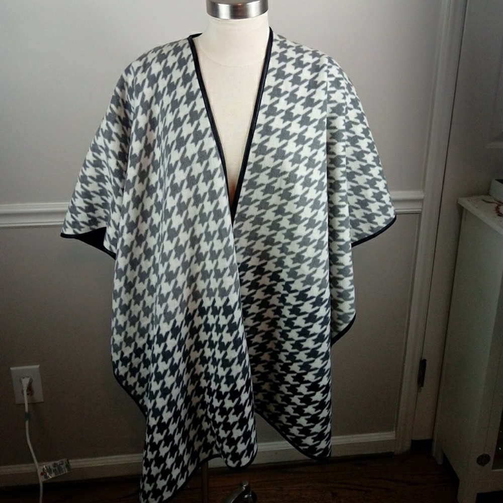 Reversible gray houndstooth fleece wrap/poncho